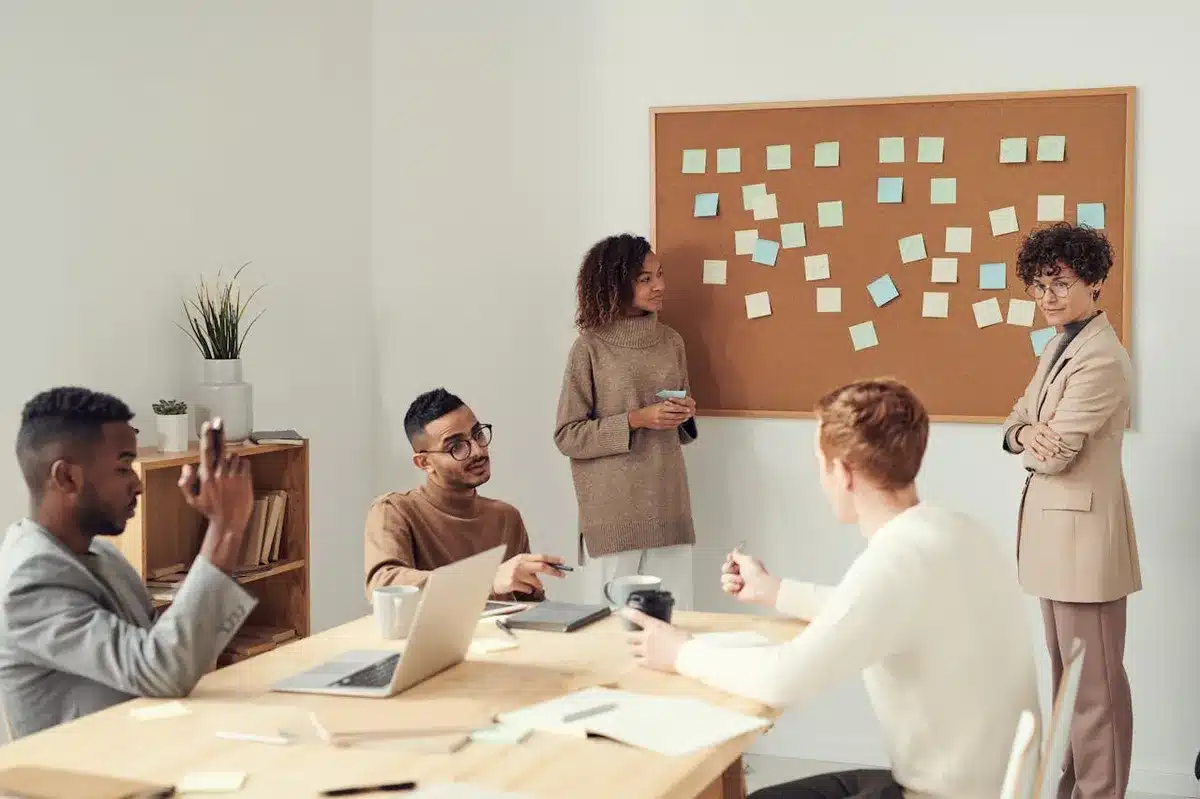 Digital marketing meeting between 5 people
