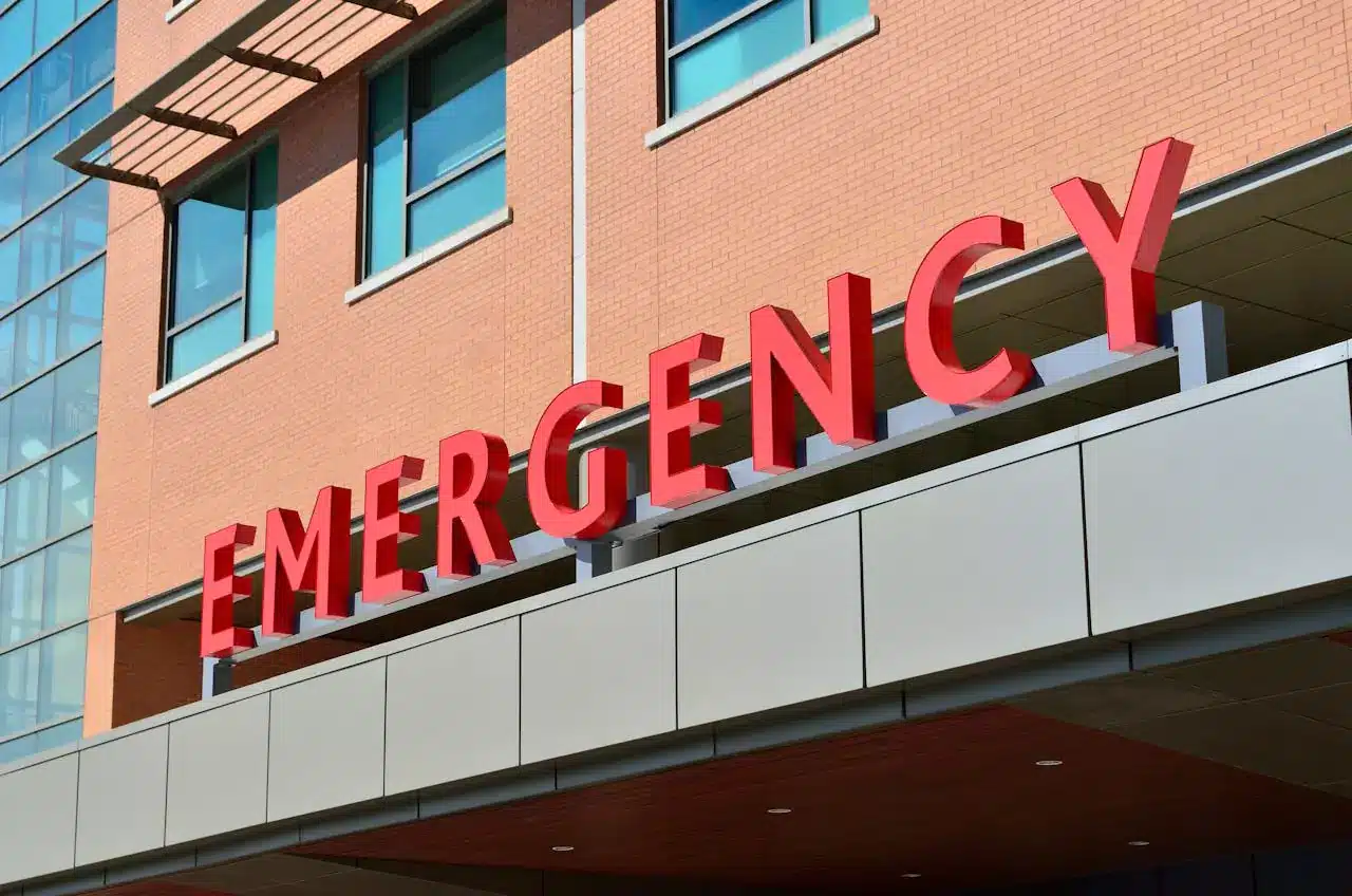 Emergency sign in front of a clinic